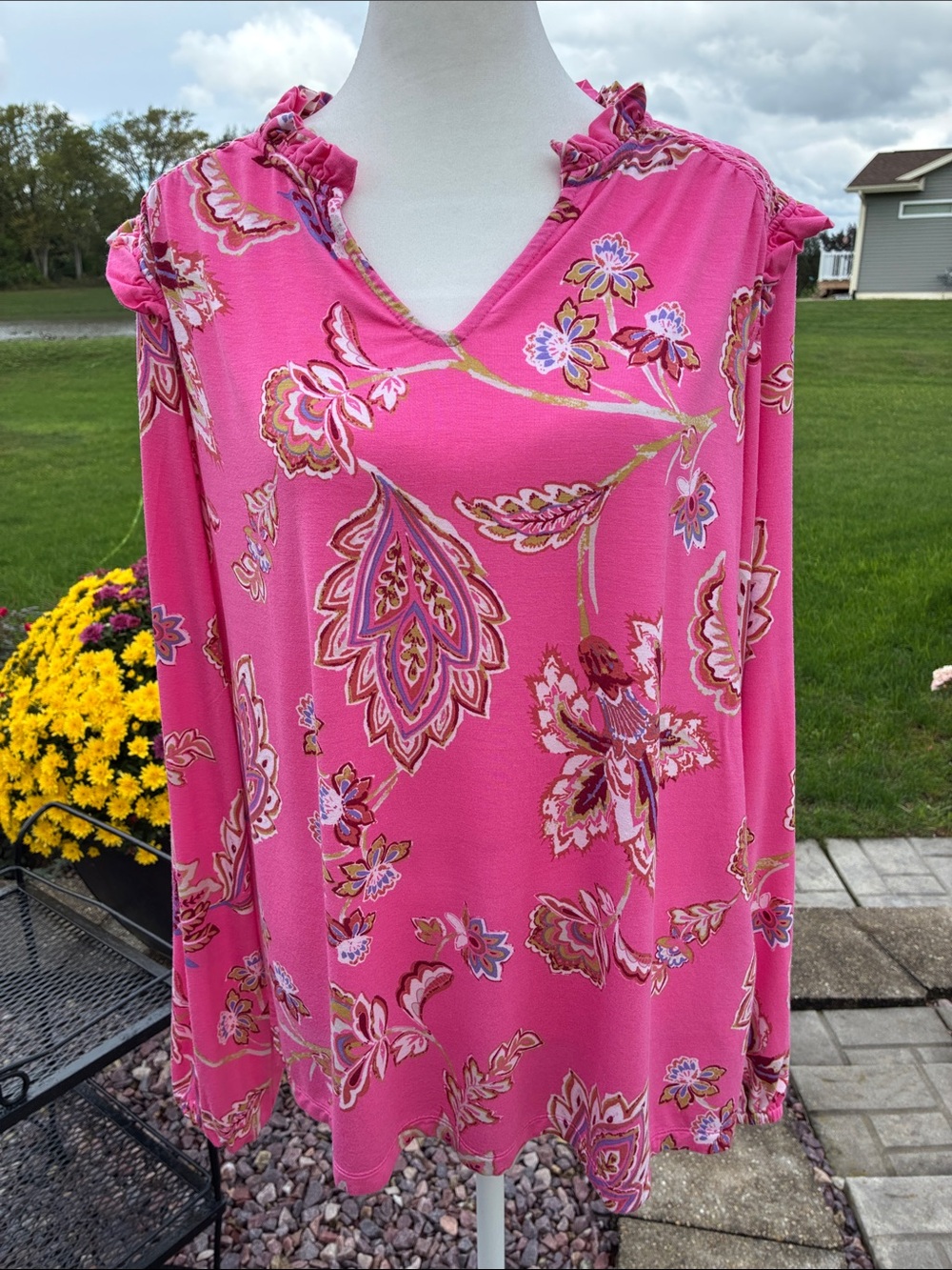 Belle by Kim Gravel Pink Floral V-Neck Ruffle Trim M